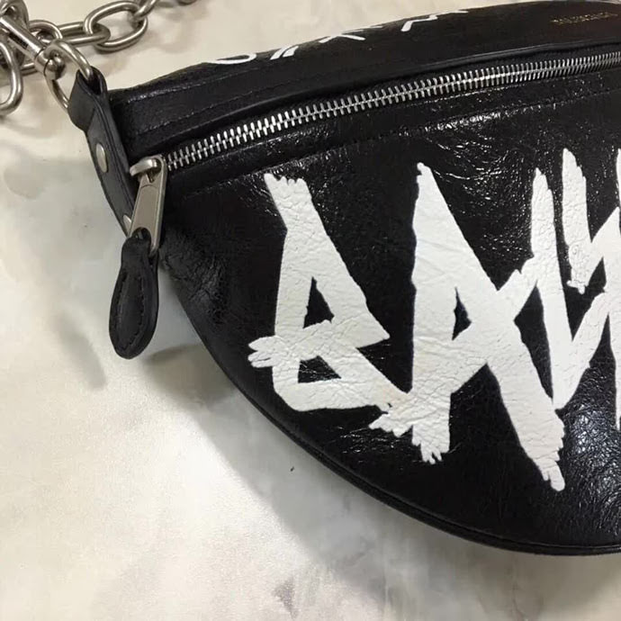 BALENCIAG巴黎世家 爆款 專櫃同步更新 斜挎胸包腰包 小牛皮材質 前面拉鏈口袋 簡約兩用包  BL1511